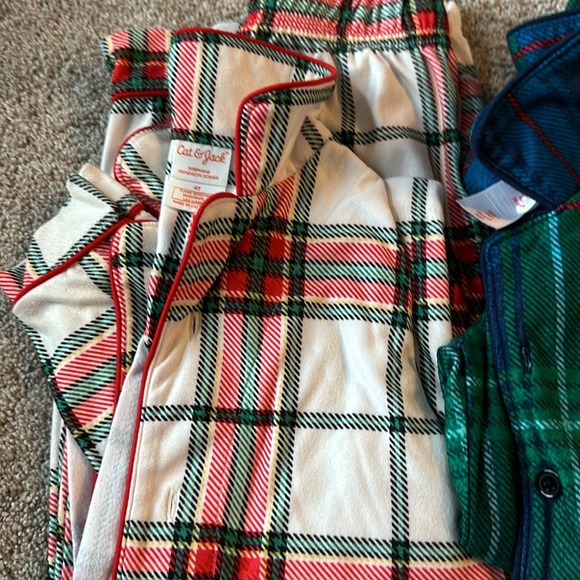 3 sets Xmas pjs 4t - Picture 2 of 6